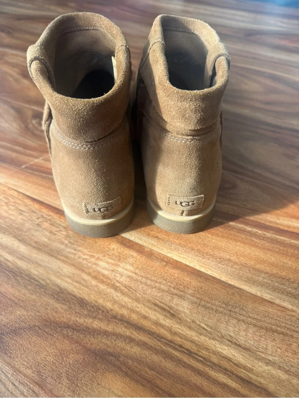 UGG Chestnut Suede Short Boot - Tan/Brown